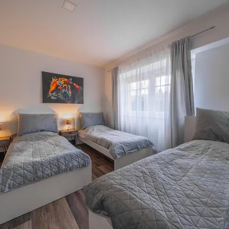 Ferienwohnung Aurora 3, Mit Garten & Modern