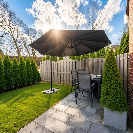 Ferienwohnung Aurora 3, Mit Garten & Modern Lägenhet *